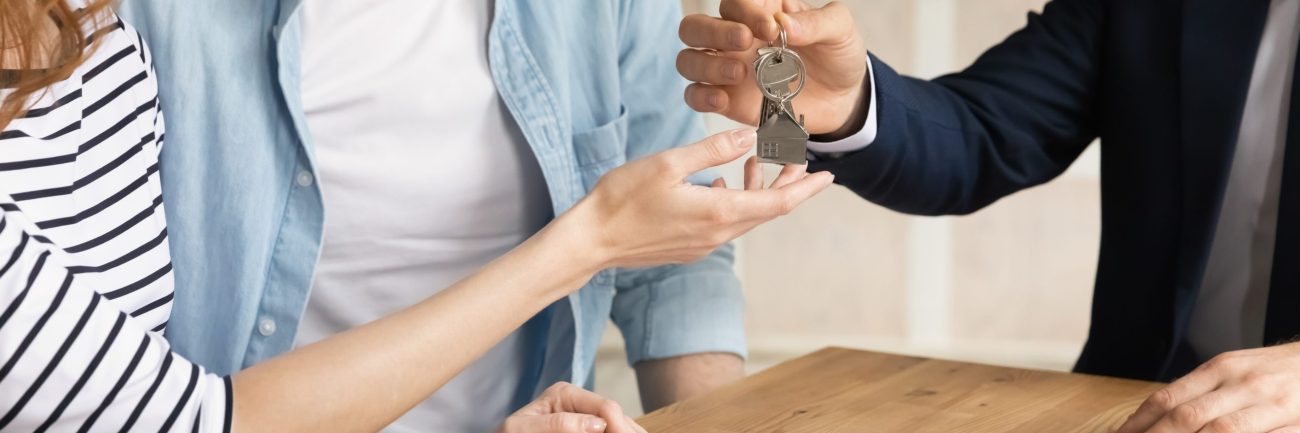 Cropped,Close,Up,View,Happy,Couple,Receiving,Keys,From,New pago de credito hipotecario