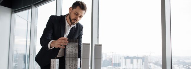En este artículo, conocerás la diferencia entre una empresa inmobiliaria y una constructora, con el fin de orientar al inversionista en el rubro inmobiliario.